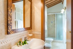 Villa Le Chiarne 11 bathrooms